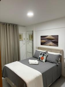 马塞约Infinity APT 503的一间卧室配有一张带灰色床单的大床