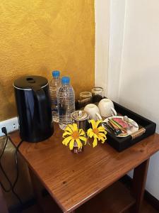 拜县Pairadise Hotel的一张桌子、咖啡壶和鲜花