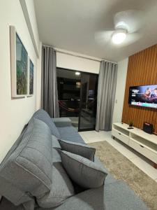 马塞约Infinity APT 503的带沙发和平面电视的客厅