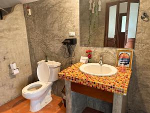 拜县Pairadise Hotel的一间带卫生间和水槽的浴室