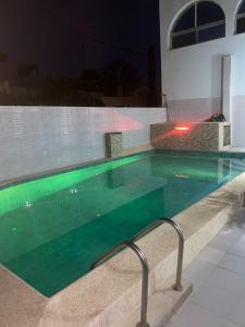 达喀尔Villas meublé yoff的夜间在房子里的一个游泳池