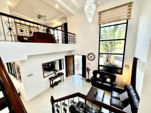 大雅台Sierra Pines Place Tagaytay的一间带楼梯和沙发的客厅