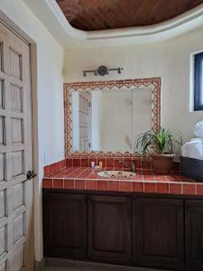 AtotonilcoRancho Labradores的一间带水槽和镜子的浴室