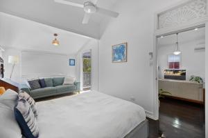 Bli Bli"Xanadu" Charming 2-Bed Retreat by Marcoola Beach的白色卧室配有床和沙发