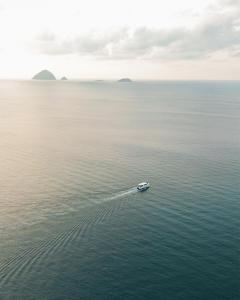停泊岛Perhentian Marriott Resort & Spa的水中的小船