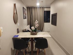 阿瓜斯克拉腊斯Apartamento Perfeito águas claras的一间带桌椅的用餐室