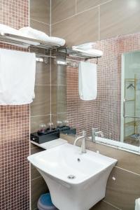 胡志明市Palas House的浴室设有白色水槽和镜子