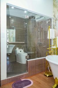 胡志明市Palas House的带淋浴、浴缸和盥洗盆的浴室