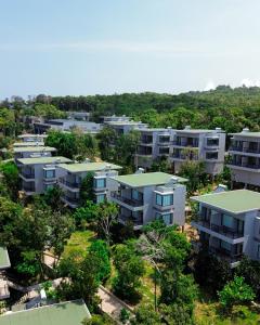 停泊岛Perhentian Marriott Resort & Spa的公寓大楼的空中景致