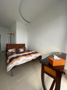 Kedatond’Viella Lampung的一间小卧室,配有一张床和一张桌子