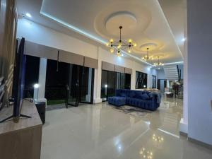 Kedatond’Viella Lampung的客厅配有蓝色的沙发和电视