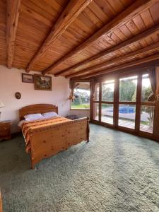 基多Quinta Suria的一间设有床铺的卧室,位于带窗户的房间内