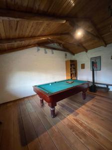 基多Quinta Suria的天花板客房内的台球桌