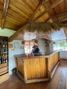基多Quinta Suria的站在小木屋木酒吧的男人