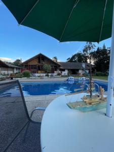 基多Quinta Suria的游泳池旁带遮阳伞的桌子