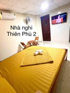 Cái RăngNhà Nghỉ Thiên Phú 2的电视室里的一张黄色的床