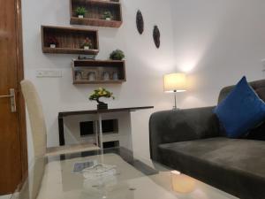 诺伊达The Forest Stays-Luxury Studio Apartment In Noida的客厅配有沙发和桌子