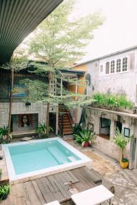 宿务The Flying Fish Hostel Cebu的一座房子的院子内的游泳池