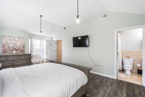 纽瓦克Convenient Getaway - Shared Family Home的一间卧室配有床、水槽和卫生间