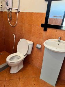 万荣美景旅馆的一间带卫生间和水槽的浴室