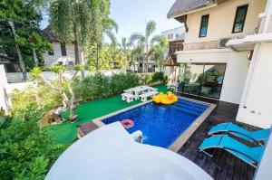 芭堤雅市中心Luxury 250sqm Pool Villa in Central Location 5min to Beach & Walking Street!的后院的游泳池形象