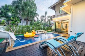 芭堤雅市中心Luxury 250sqm Pool Villa in Central Location 5min to Beach & Walking Street!的后院的游泳池,有橡皮鸭