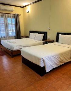 万荣美景旅馆的配有两张床垫的酒店客房内的两张床