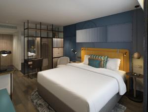 利物浦The Halyard Liverpool, Vignette Collection, an IHG Hotel的一间卧室设有一张蓝色墙壁的大床