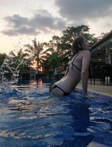 芭堤雅市中心Luxury 250sqm Pool Villa in Central Location 5min to Beach & Walking Street!的穿着泳衣的女子在游泳池游泳