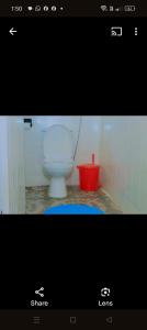 KisiiGreenstar home的浴室设有白色卫生间和红色桶