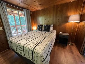 帕克伍德The Cabin in Packwood的一间带床的卧室,位于带窗户的房间内