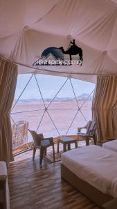 瓦迪拉姆The Rock Camp的一间卧室,配有带马的帐篷