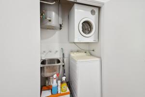 珀斯1BDR 1BTH 1PRK - James Street Joy的小厨房配有洗衣机和水槽