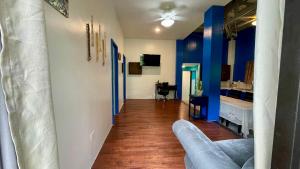 NgermidNgermid Oasis - Vibrant 2 BD/1 BA Duplex的客厅拥有蓝色的墙壁和沙发