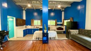 NgermidNgermid Oasis - Vibrant 2 BD/1 BA Duplex的客厅拥有蓝色的墙壁、桌子和沙发
