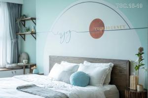 头顿The Song Getaway Vung Tau的卧室配有带白色枕头的大床