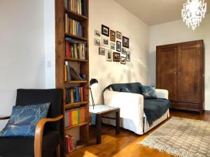 萨诺克Apartament Skorpion Centrum的客厅配有沙发和带书籍的书架