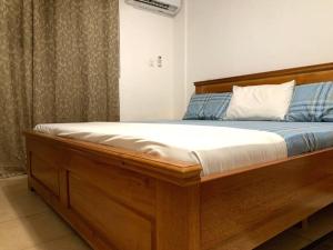 库马西Modern Cozy 1Bedroom Space near KNUST & Kumasi Airport的配有木床的客房