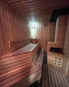 博罗沃耶Goluboy Zaliv的一间设有木凳的桑拿浴室