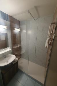 波尔尼克萨乐酒店的带淋浴、盥洗盆和卫生间的浴室