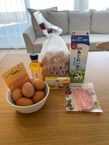 RankoshiNiseko STREAM Villas的桌上放着一碗鸡蛋和食物