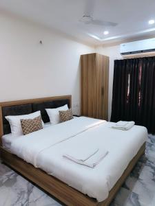 瓦拉纳西NANDI RETREAT HomeStay的一间卧室配有一张带白色床单的大床