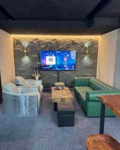 乌兰巴托UB城市酒店的带沙发和电视的客厅