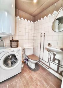 塔布La Caravelle - Chalet t2 climatisé lit queen size ou twin的一间带洗衣机和卫生间的浴室