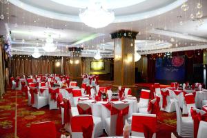 乌兰巴托UB城市酒店的宴会厅配有红色和白色的桌椅