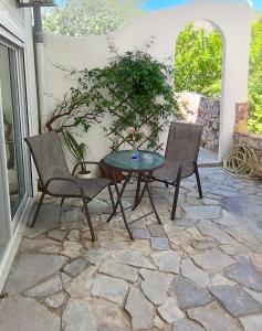 里瓦的亚Marilen的石头庭院的天井配有两把椅子和一张桌子