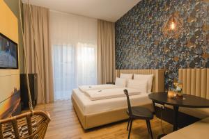 斯图加特Rioca Stuttgart Posto 6的酒店客房配有一张床铺和一张桌子。
