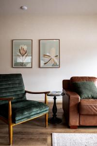 德罗马纳克里滕登湖滨别墅 的客厅配有沙发和椅子