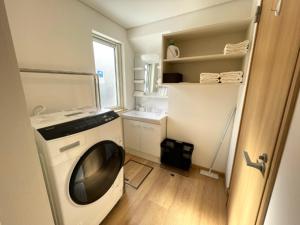 Rankoshi【ペット可】Niseko STREAM Villas的洗衣房配有洗衣机和窗户