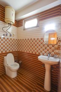 马拉里Luvya Retreats Hotel的一间带卫生间和水槽的浴室